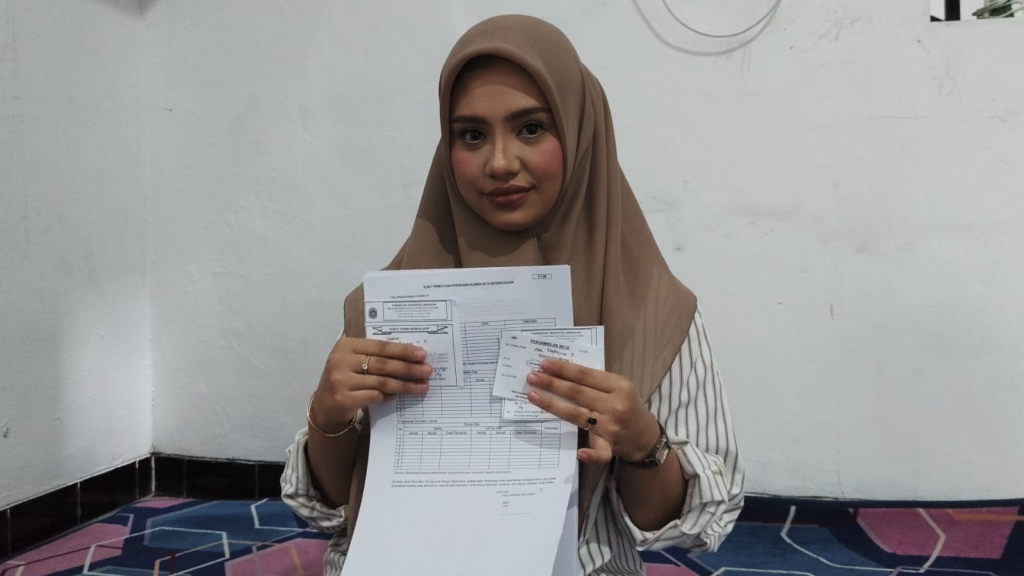 Meta Paramita Nur Aziza salah satu anggota DPRD Lamongan saat  menunjukan berkas tanah terima pengurusan E KTP.

FOTO:SP/MUHAJIRIN