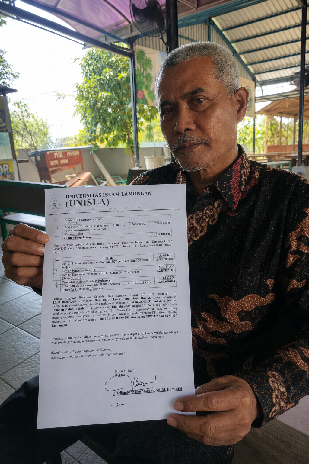 Ketua Lembaga Persatuan Pemburu Korupsi (LPPK), Afif Muhammad, menunjukan dokumen yang menyebutkan pengunaan dana beasiswa bukan untuk mahasiswa.

FOTO:SP/MUHAJIRIN