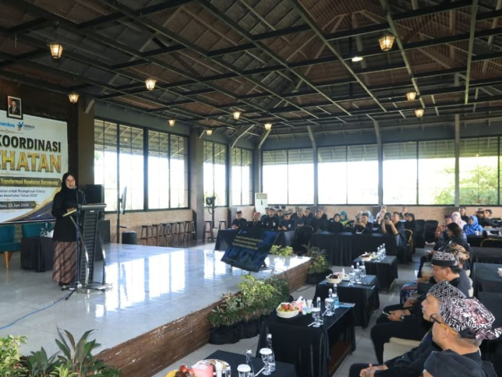 Bupati Banyuwangi Ipuk Fiestiandani saat bertemu dengan pemangku kesehatan setempat. SP/Foto:Pemkab Banyuwangi