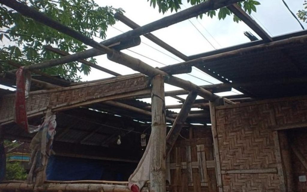 Sejumlah rumah dan bangunan mengalami kerusakan akibat puting beliung. SP/BYW