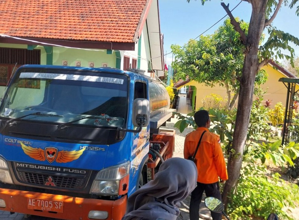 Petugas BPBD Ponorogo menyalurkan bantuan air bersih kepada warga terdampak kekeringan. SP/Foto:BPBD Ponorogo
