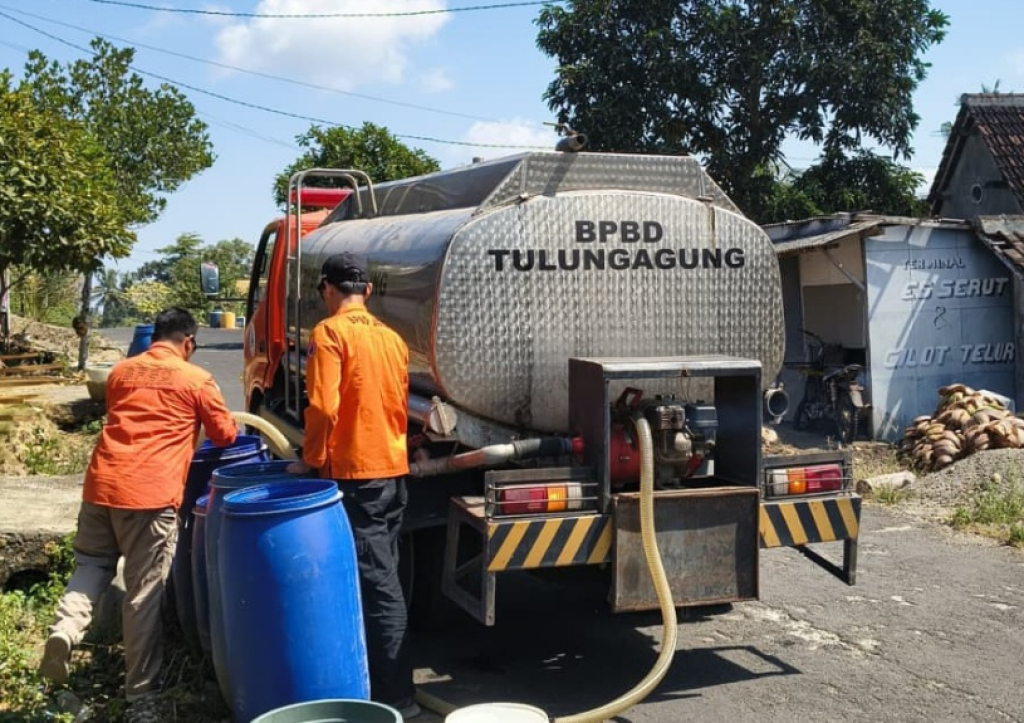 BPBD Tulungagung menyalurkan bantuan air bersih ke sejumlah warga di Desa Kalidawe, Kecamatan Pucanglaban.  SP/ TLG
