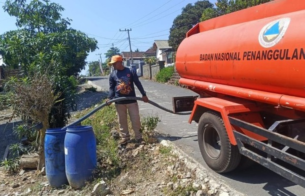 Proses pendistribusian suplai air bersih untuk 500 KK di Tulungagung yang terdampak kekeringan. SP/ IST
