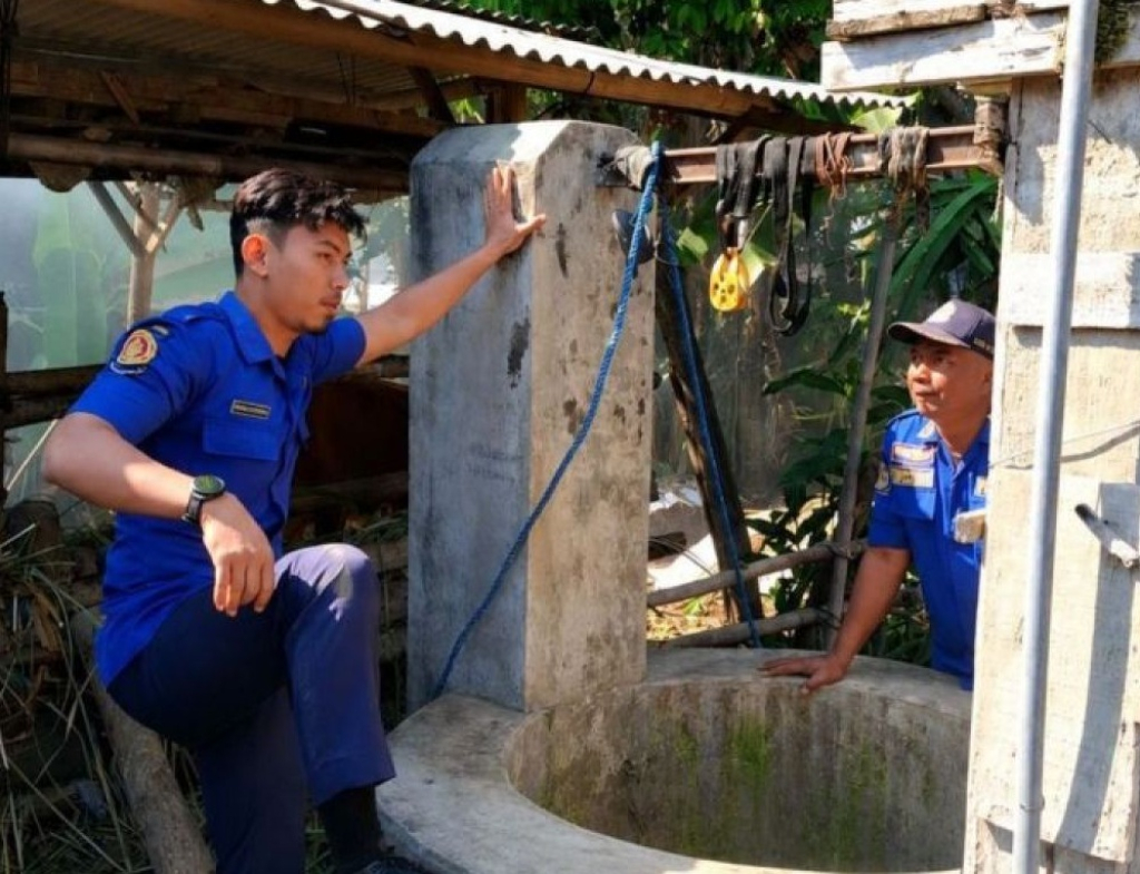 Petugas Damkar Kabupaten Kediri bersiap mengevakuasi sapi terjatuh ke sumur di Desa Asmorobangun, Kecamatan Puncu, Kabupaten Kediri. SP/Damkar Kediri