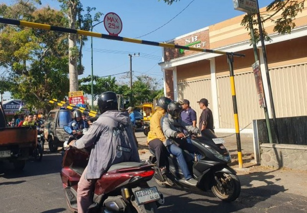 Petugas gabungan memasang portal pembatas ketinggian kendaraan di simpang tiga timur Kantor Polsek Kalangbret, Tulungagung. SP/Foto:antara