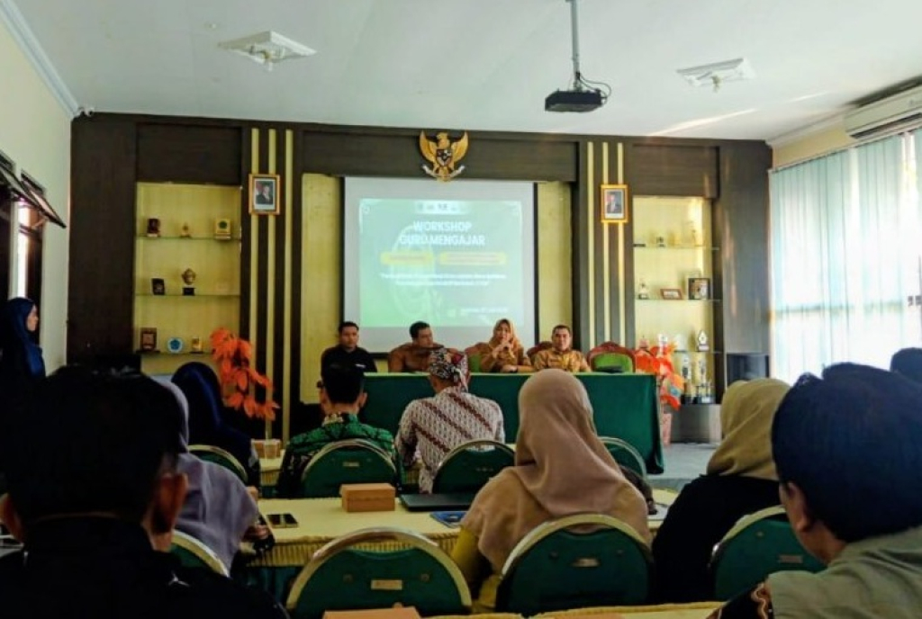 Kepala Dispersip Kabupaten Probolinggo Ulfiningtyas membuka workshop guru mengajar berbasis STEAM. SP/Foto:Dispersip Probolinggo