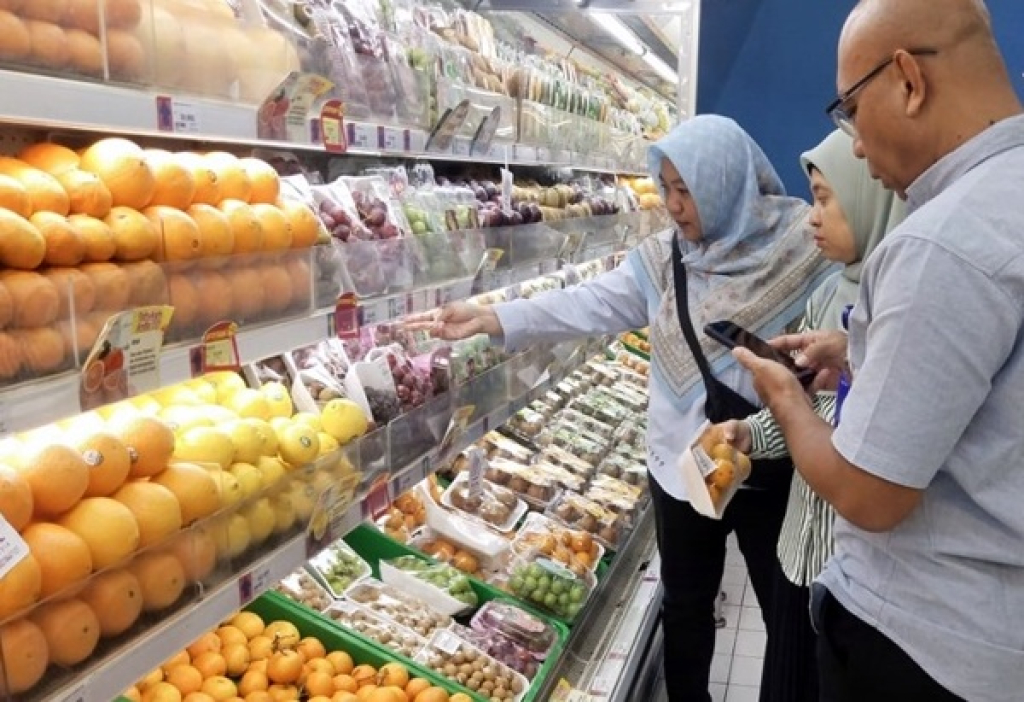 Petugas DKPP Kota Madiun Jatim memantau bahan Pangan Segar Asal Tumbuhan (PSAT) sayur dan buah di pasar modern setempat. SP/Foto:DKPP Kota Madiun