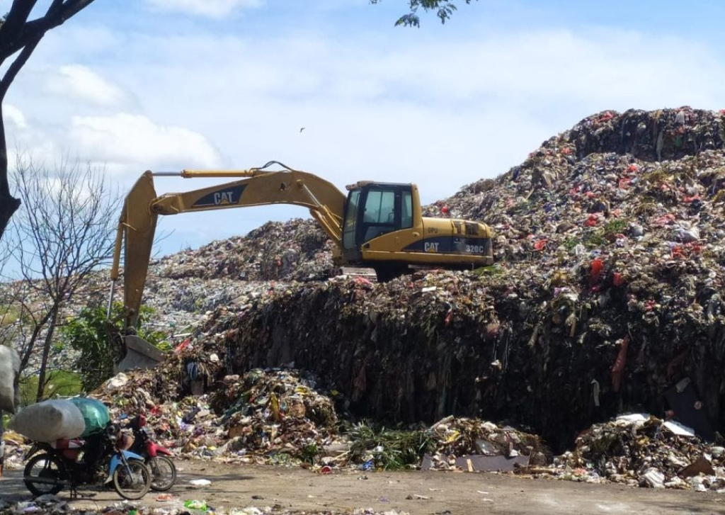 Operator mengoperasikan alat berat untuk menata gunungan sampah di TPA Mrican, Kecamatan Jenangan, Ponorogo. SP/Foto:antara