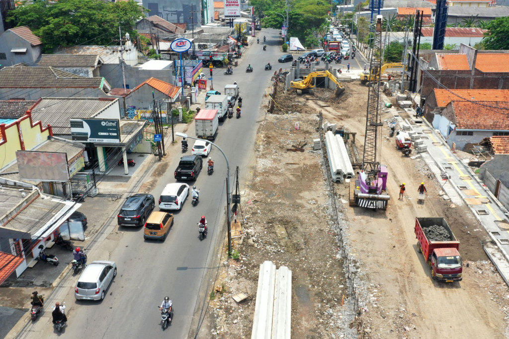Proyek pembangunan pelebaran Jalan Raya Menganti. SP/ Al Qomaruddin