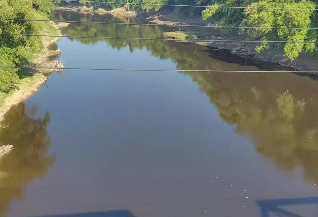 Aliran Sungai Bengawan Solo yang melintasi Kabupaten Ngawi kembali berubah warna menjadi hitam pekat.  SP/ NGW