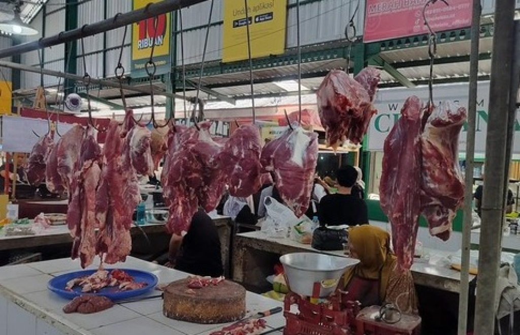 Penjual daging sapi di pasar Porong, Sidoarjo sepi pembeli. SP/ SDA