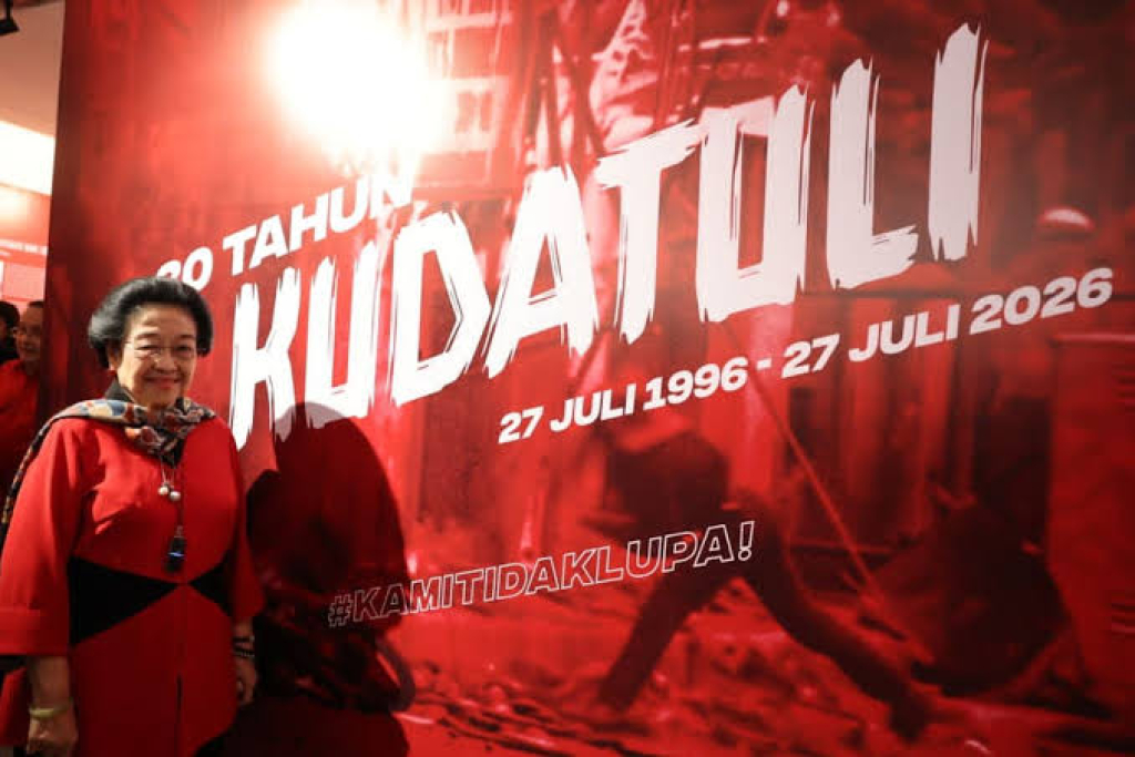 Presiden ke-5 RI sekaligus Ketua Umum PDIP, Megawati Soekarnoputri membuka pameran sejarah dan arsip foto ‘Meretas Jalan Demokrasi’ Selasa (21/7/2026).