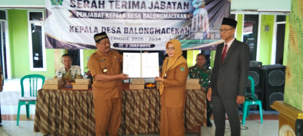 Pj. Kades Dewi Mariya Ulfa dan Kades Haji Sukisno saat menunjukkan berita acara sertijab. SP/JUMA'IN