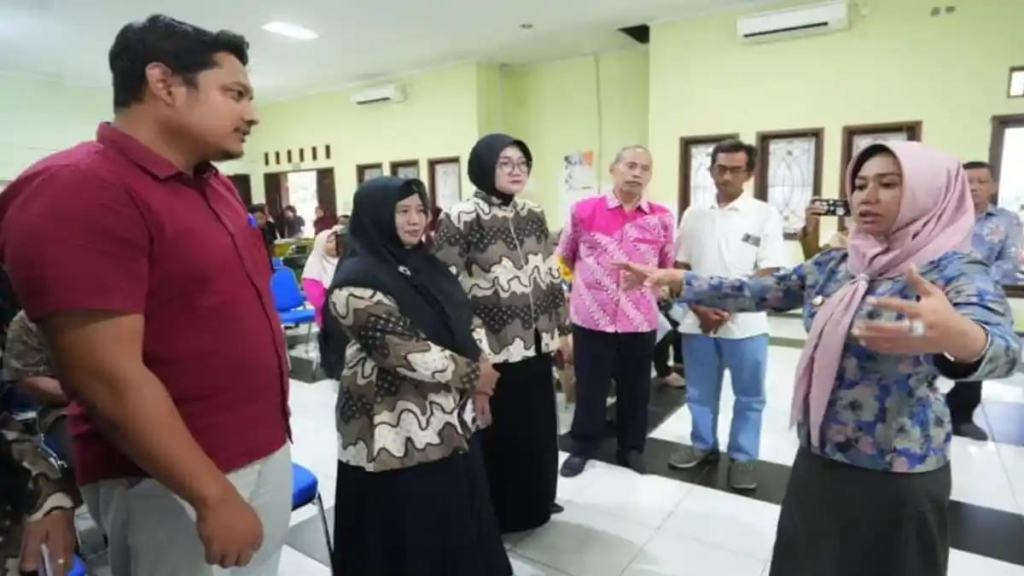 Walikota Mojokerto Ning Ita saat berkunjung ke Kelurahan Wates Kecamatan Magersari 