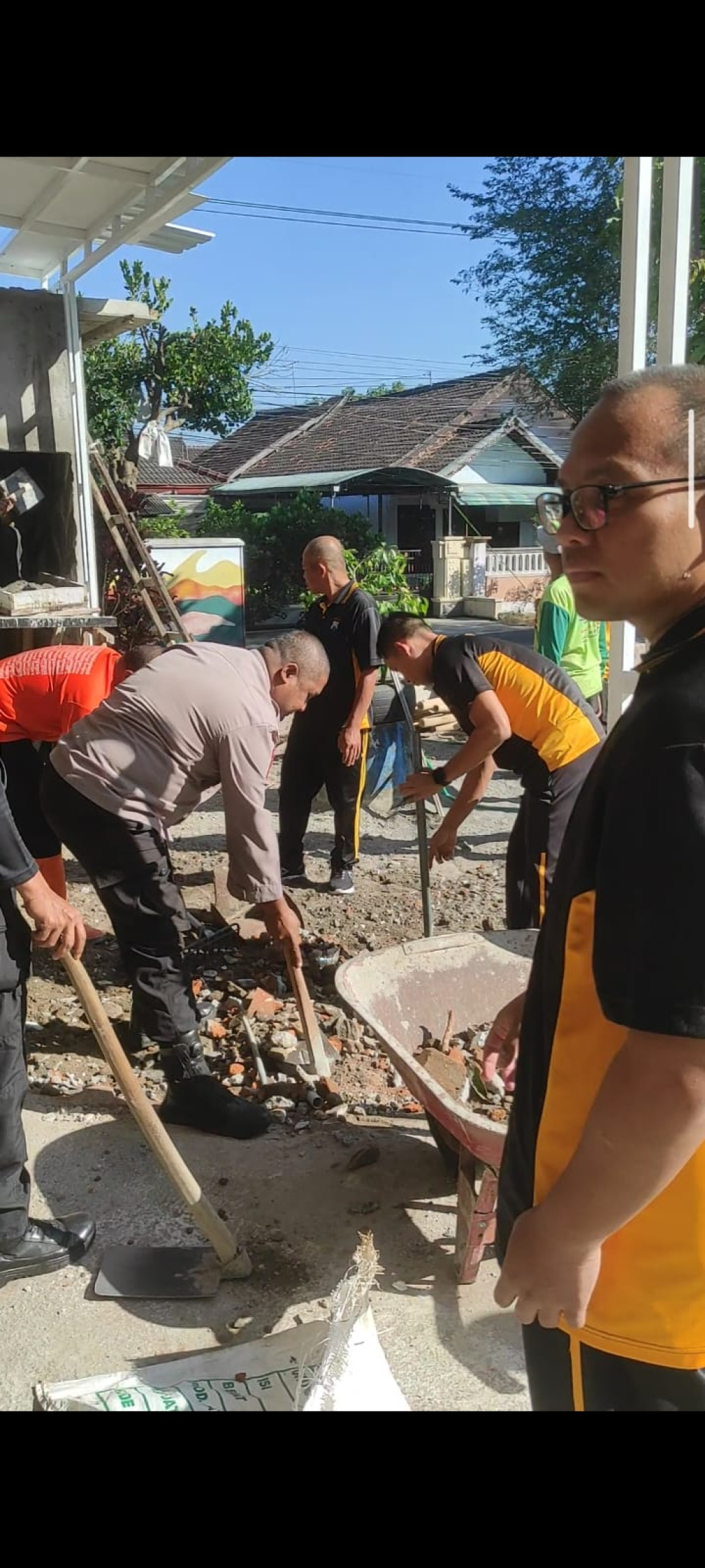 Kegiatan Jumat Bakti Religi di sebuah mushola. SP/LESTARIYONO