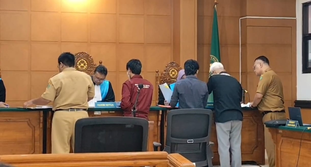 Dokumentasi sidang Gugatan di PTUN antara Penggugat Suhartono melawan Tergugat Bupati Sidoarjo beragendakan saksi pada (23/6/2026). SP/HIKMAH