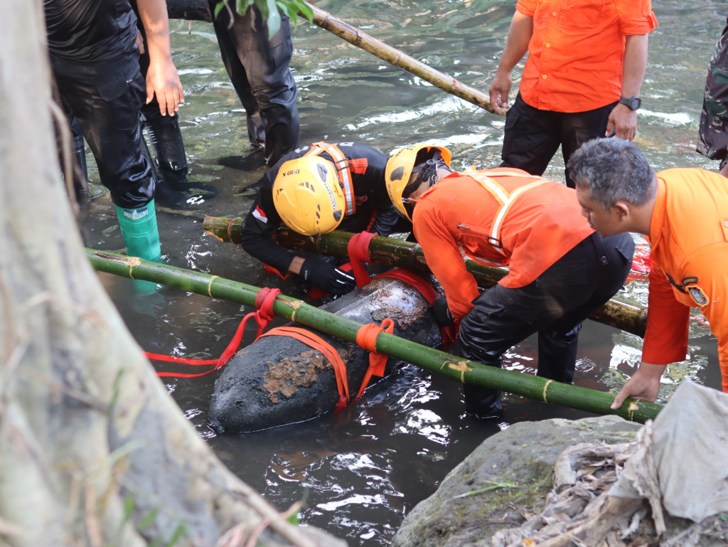 Tim Jibom Brimob mengevakuasi benda besar yang diduga bom dari sungai. SP/LESTARIYONO 