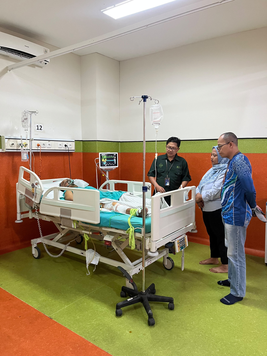 Perwakilan PT KAI Daop 7 Madiun menjenguk dan memberikan dukungan moril kepada Bapak Djamiran, pengguna jalan yang menjadi korban selamat, di RSUD Nganjuk. SP/LESTARIYONO