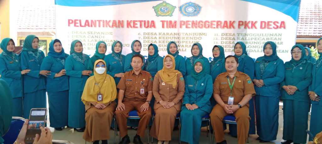 Camat Candi, Yuli Rismawati, S.STP., bersama jajaran pengurus TP PKK Kecamatan Candi usai acara pelantikan 15 Ketua TP PKK Desa di Pendopo Kecamatan Candi. SP/HIKMAH