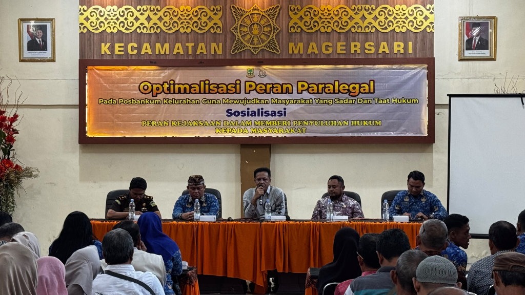 Kepala Kejaksaan Negeri Kota Mojokerto Nurul Anwar, SH saat memberi sosialisasi penyuluhan hukim di Aula Kecamatan Magersari.