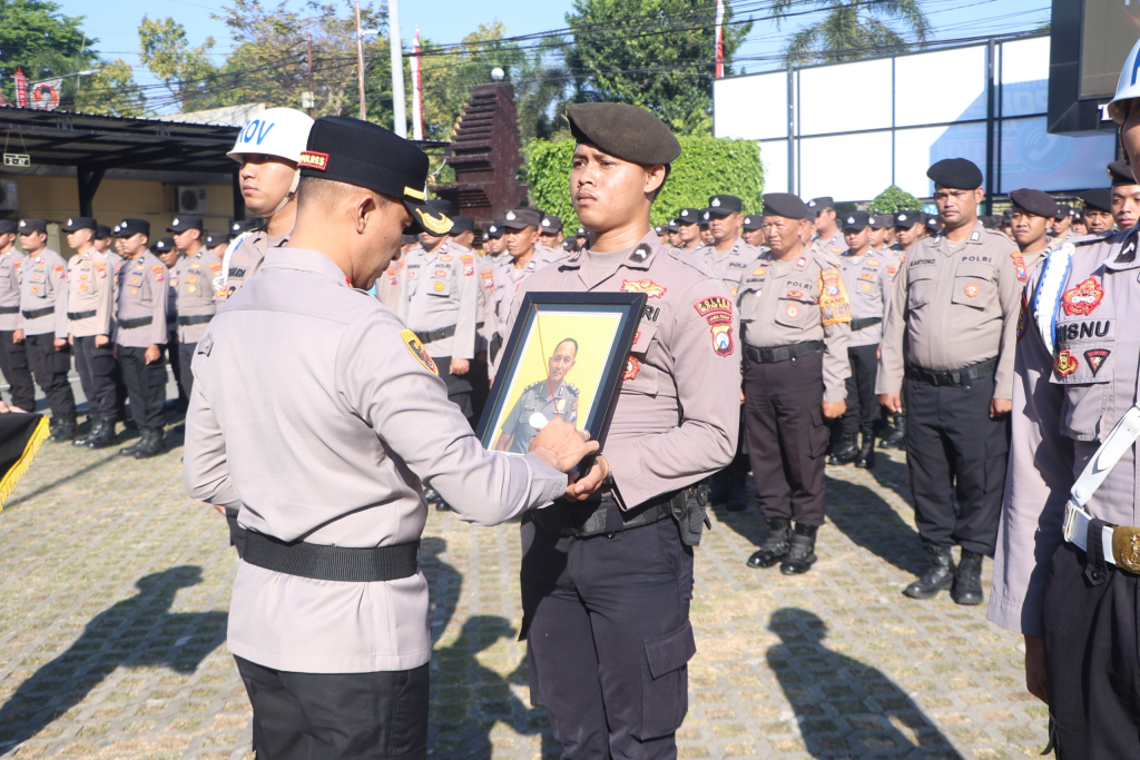 Upacara Pemberhentian Dengan Tidak Hormat (PTDH) terhadap seorang anggota polisi di halaman Mapolres Blitar Kota. SP/LESTARIYONO