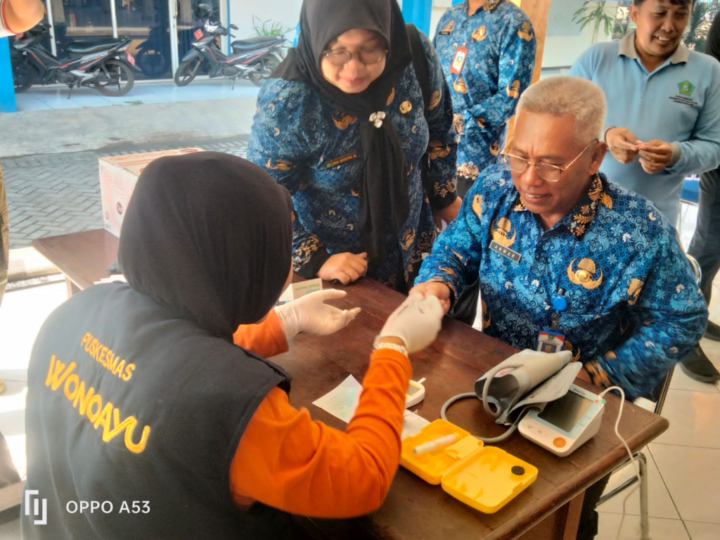 Drs. Anwar mnampak mengikuti CKG yang di lakukan petugas medis Puskesmas Wonoayu. SP/HIKMAH