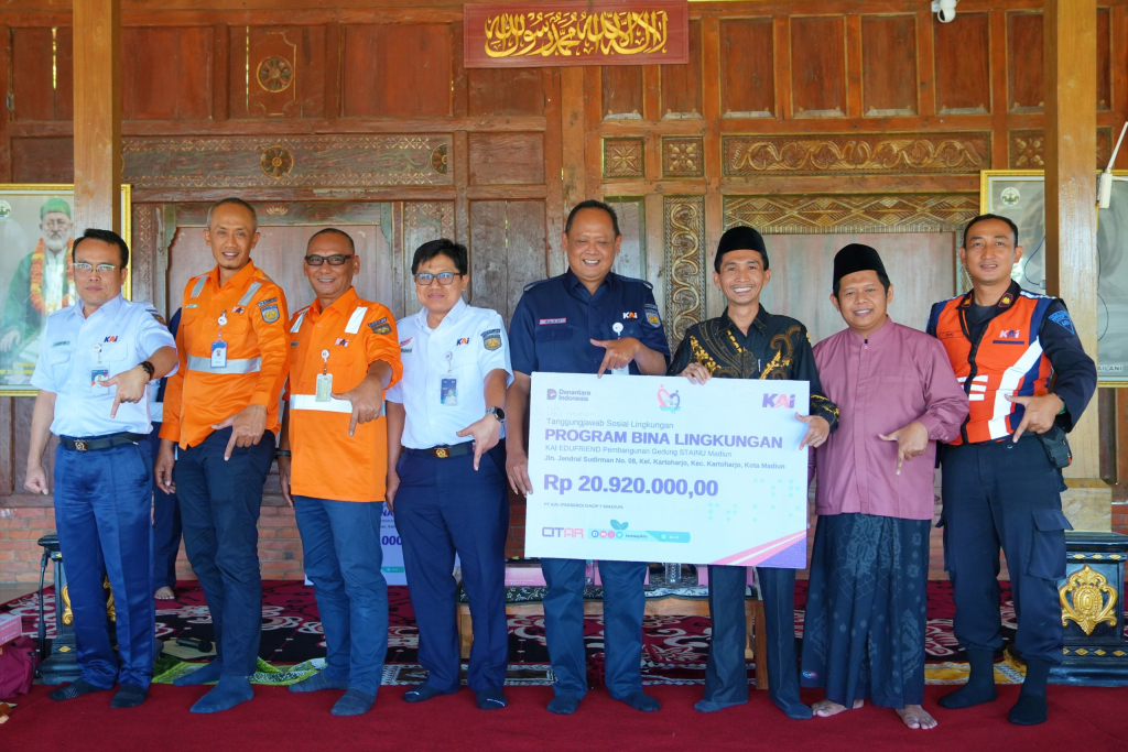 Deputy Daop 7 Madiun, bersama jajaran manajemen PT KAI Daop 7 Madiun menyerahkan bantuan TJSL kepada Pimpinan Ponpes Kanzul Ulum sekaligus Ketua MUI Kota Madiun. SP/LESTARIYONO