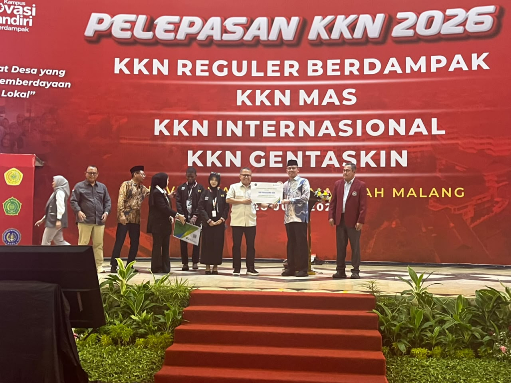 Penyerahan kartu kepesertaan simbolis diserahkan oleh Kepala BPJS Ketenagakerjaan Kantor Cabang Malang, Zulkarnain Mahading.