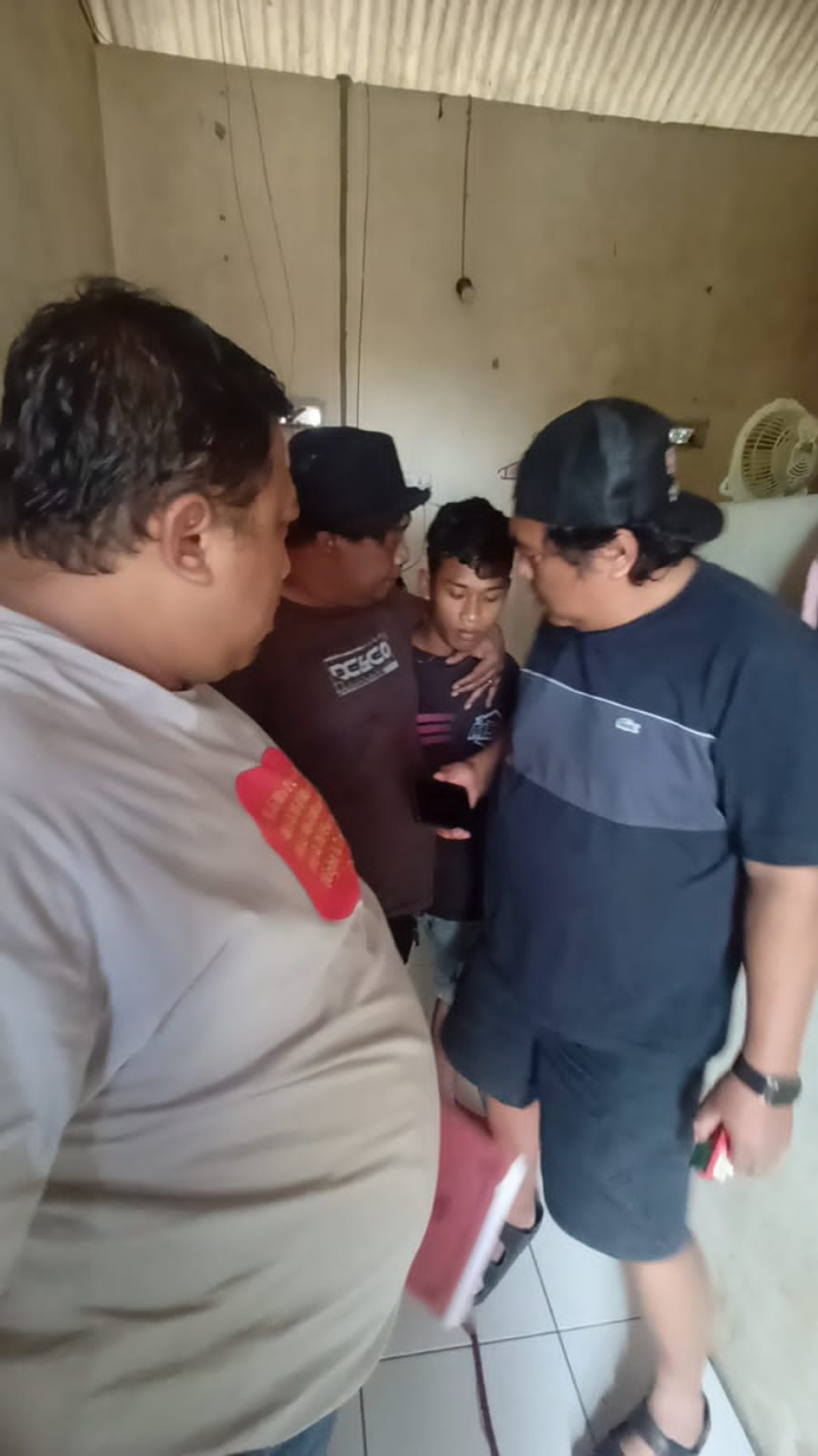 Terduga pelaku pencurian, FM (26), saat diamankan oleh warga dan korban setelah aksinya terekam CCTV dan berhasil dilacak hingga wilayah Tulungagung. SP/LESTARIYONO