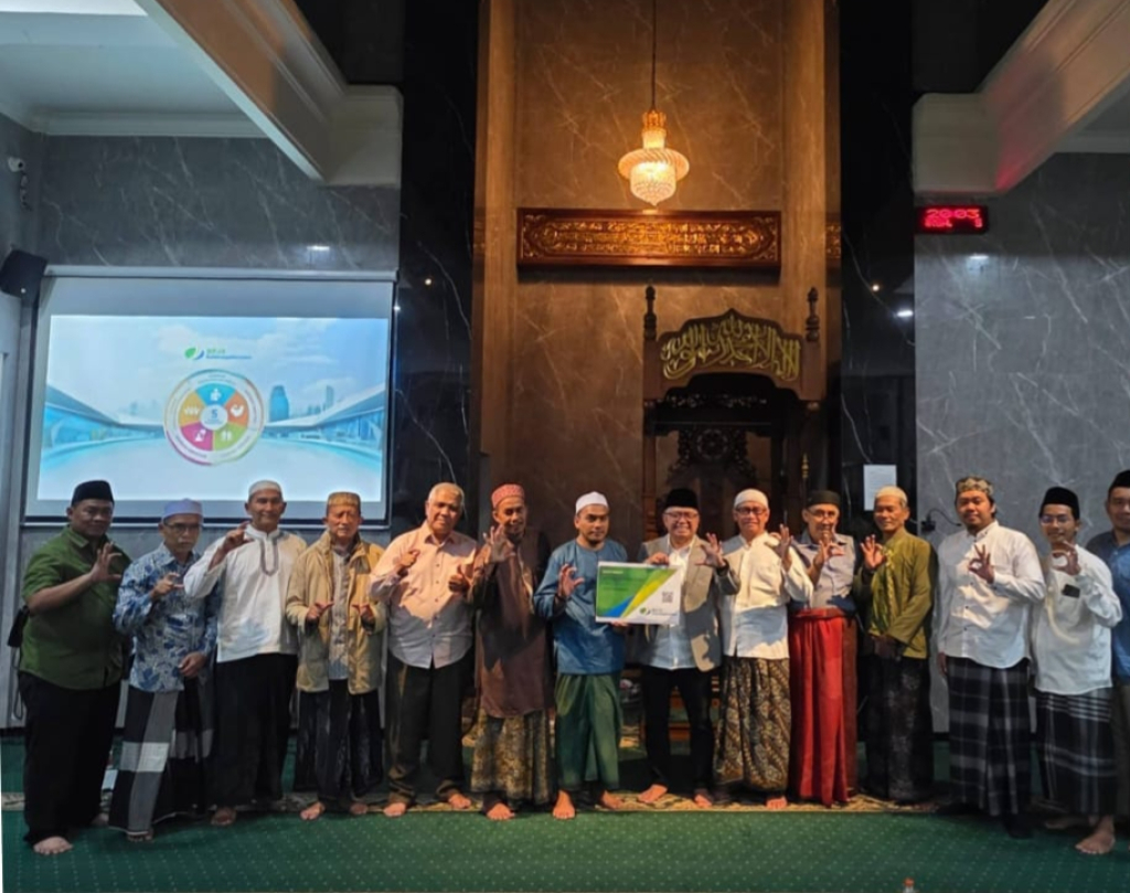 Penyerahan secara simbolis kartu kepesertaan BPJS Ketenagakerjaan kepada takmir masjid.