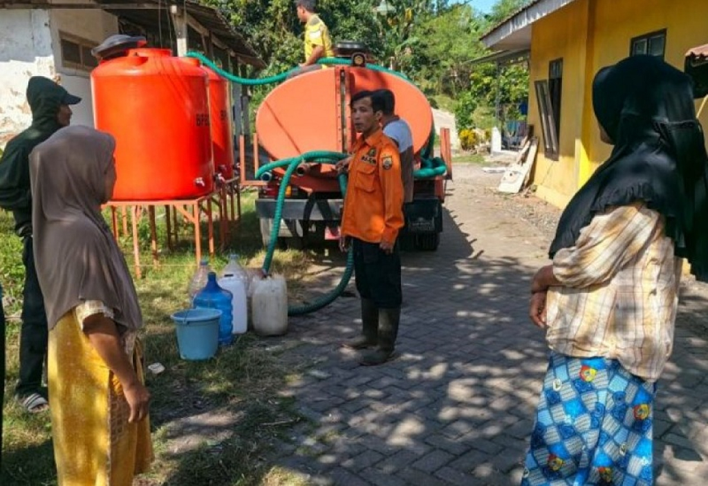 Petugas BPBD Jember mendistribusikan air bersih di Desa Sumberjeruk, Kecamatan Kalisat, yang mengalami krisis air bersih. SP/Foto:BPBD Jember