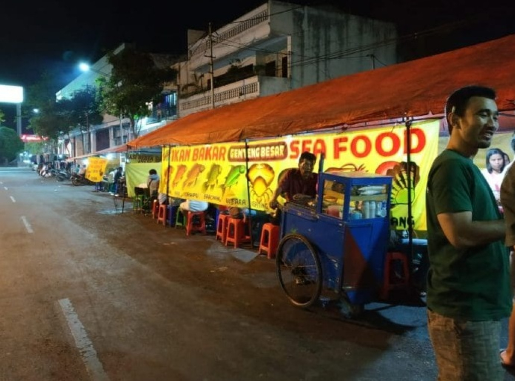 Kawasan kuliner malam di Jalan Kedungdoro, Surabaya. SP/Pemkot Surabaya