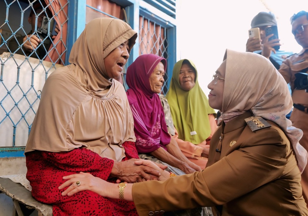 Bupati Lumajang, Indah Amperawati, saat mengunjungi kediaman ketiga lansia di RT 03 RW 28, Kelurahan Tompokersan, Kabupaten Lumajang. SP/Foto:Kominfo Lumajang