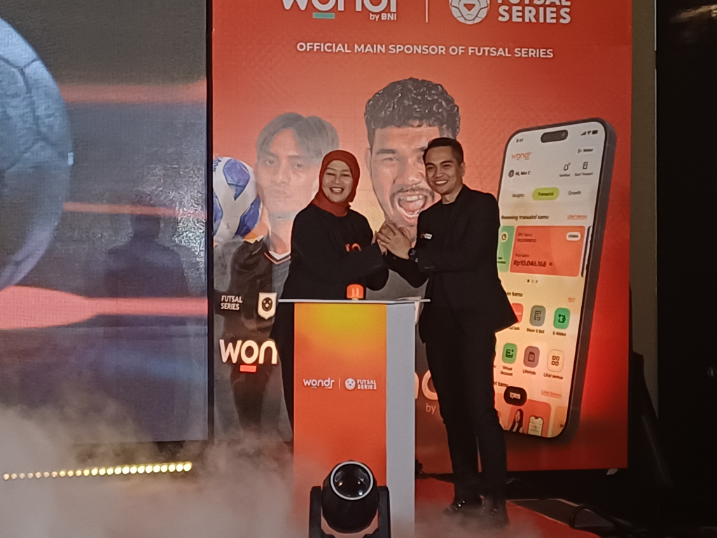 CEO Games of Society Novel Leonardo saat membuka Wondr Futsal Series 2026 di Surabaya (kanan)