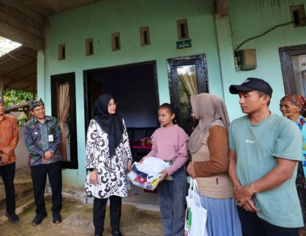Bupati Banyuwangi Ipuk Fiestiandani mengunjungi salah satu anak tidak sekolah dan memberikan seragam sekolah. SP/Foto:Pemkab Banyuwangi
