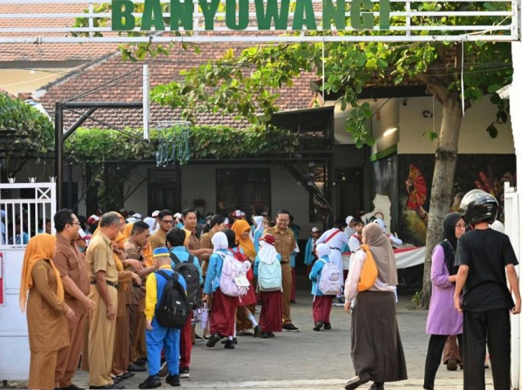 Suasana wali murid mengantar putra-putrinya di SDN 4 Penganjuran, Banyuwangi, Jawa Timur. SP/Foto:Pemkab Banyuwangi