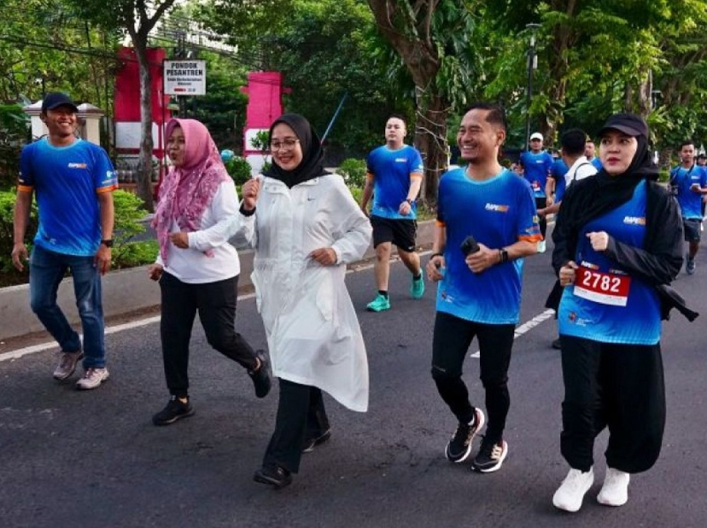 Bupati Banyuwangi Ipuk Fiestiandani dan Kepala Kantor OJK Jember Aris Budiman turut berlari dalam agenda "Bapenda Run" di Banyuwangi. SP/Foto:Pemkab Banyuwangi