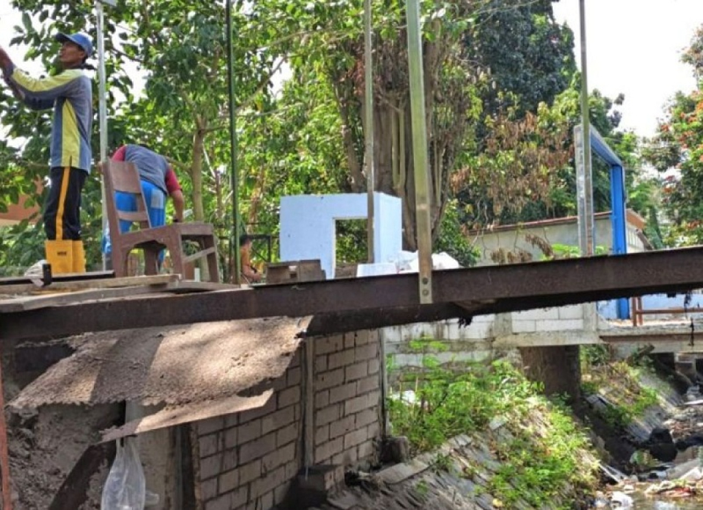 Sejumlah warga membongkar bangunan liar yang dibangun di aliran Daerah Irigasi Jejeruk, Kelurahan Mangkujayan, Magetan. SP/Foto:Diskominfo Kab Magetan