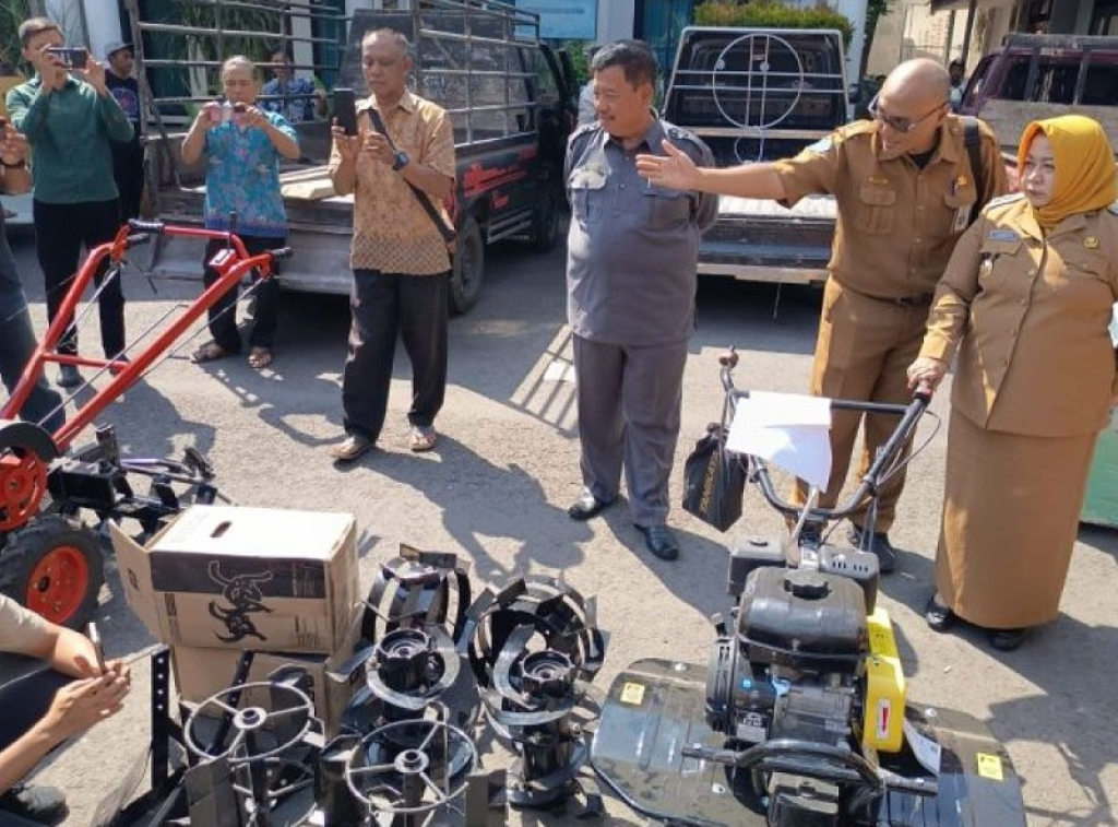 Pelaksana Tugas Bupati Ponorogo Lisdyarita meninjau alsintan sebelum diserahkan kepada kelompok tani di Pendopo Agung Ponorogo. SP/Foto:Dinas Pertanian Ponorogo