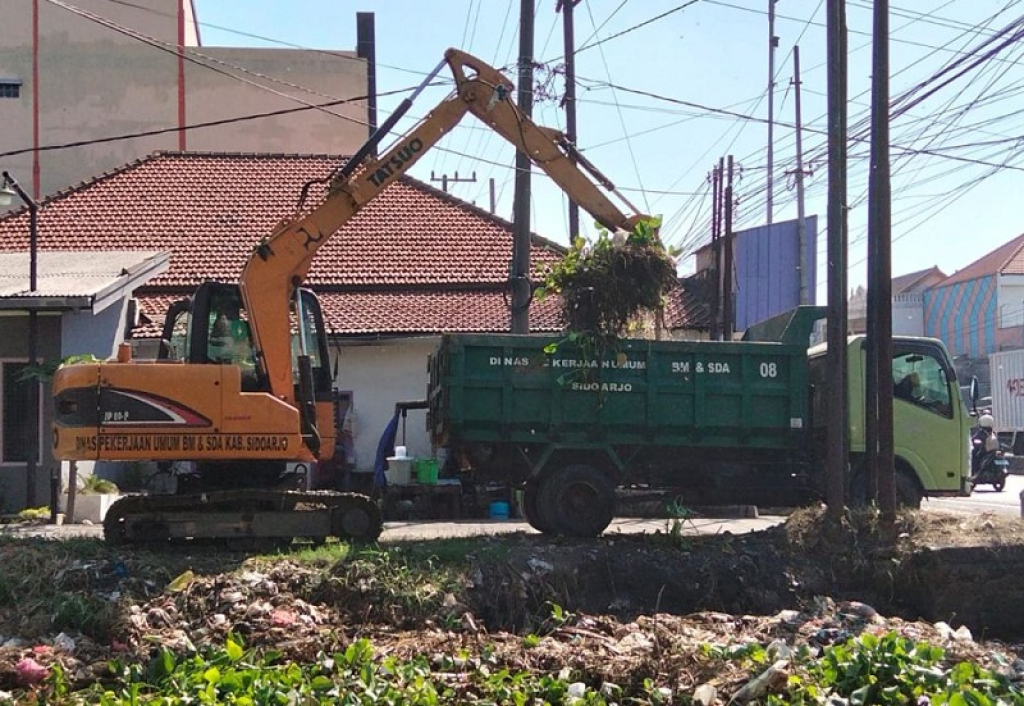 Alat berat milik Dinas PUBMSDA Sidoarjo melaksanakan normalisasi di Sidoarjo. SP/Foto:Pemkab Sidoarjo