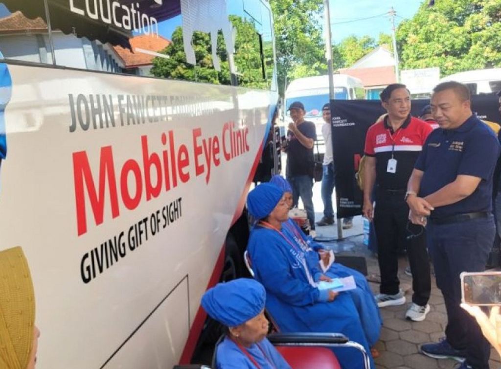 Bupati Situbondo Yusuf Rio Wahyu Prayogo saat meninjau pelaksanaan pemeriksaan dan operasi mata katarak gratis. SP/Foto:antara