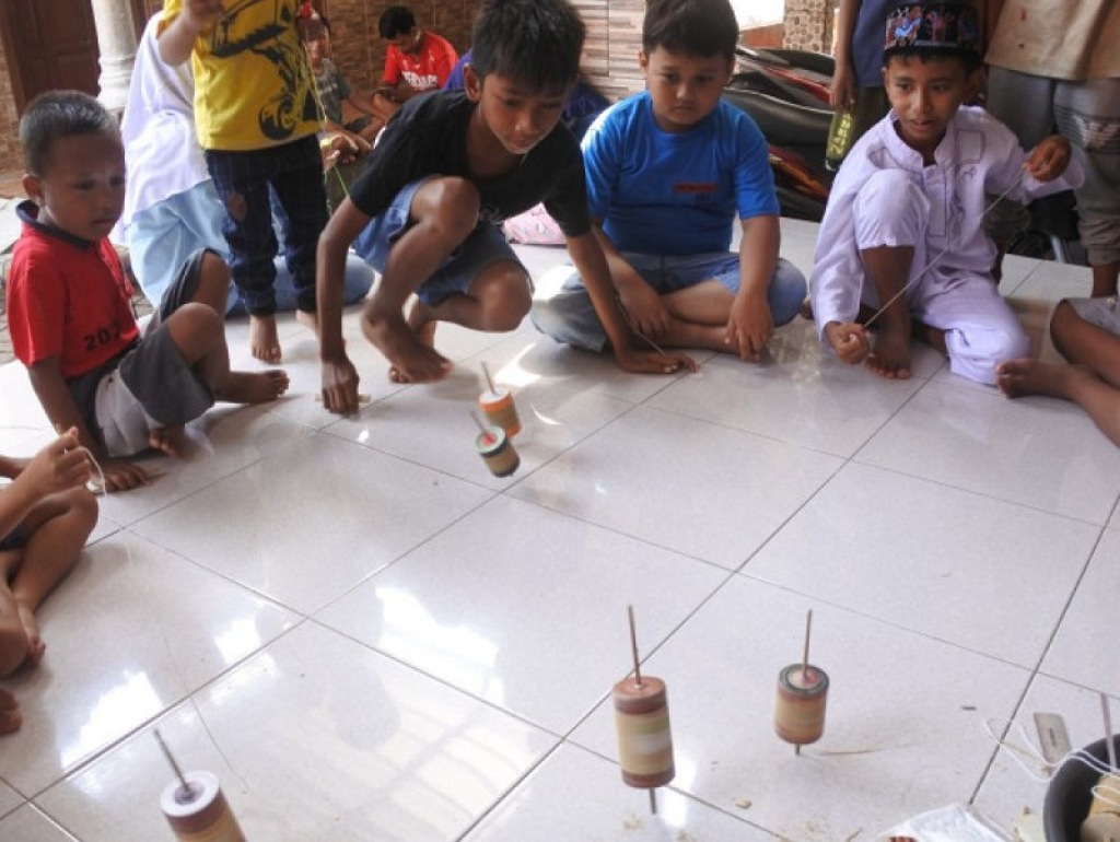 Sejumlah anak bermain gasing di Desa Kilensari, Panarukan, Situbondo. SP/Foto:Seno