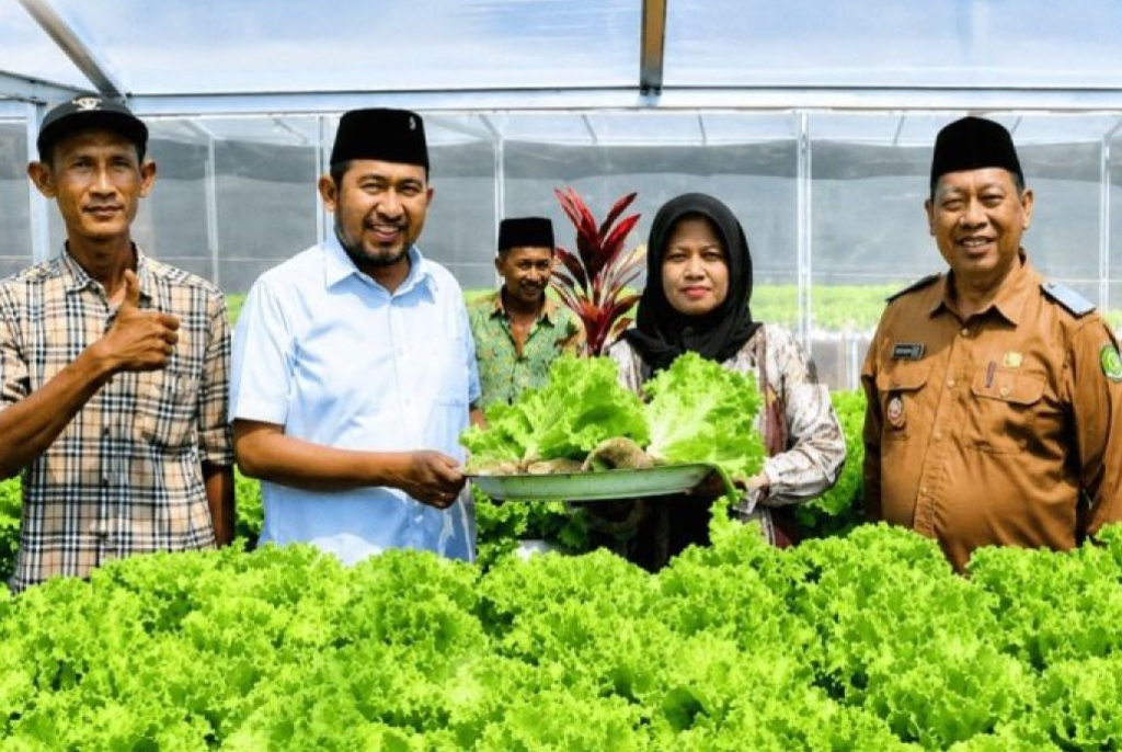 Bupati Sumenep Achmad Fauzi saat meninjau metode pertanian hidroponik di Desa Ketawang Laok, Kecamatan Ganding, Sumenep. SP/Foto:Pemkab Sumenep