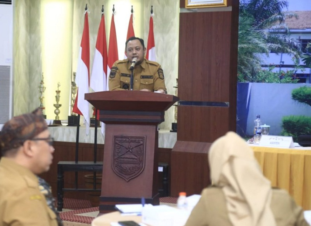 Wakil Bupati Probolinggo Fahmi AHZ memberikan sambutan dalam rakor optimalisasi digitalisasi tata kelola retribusi pelayanan pasar. SP/Foto:Pemkab Probolinggo
