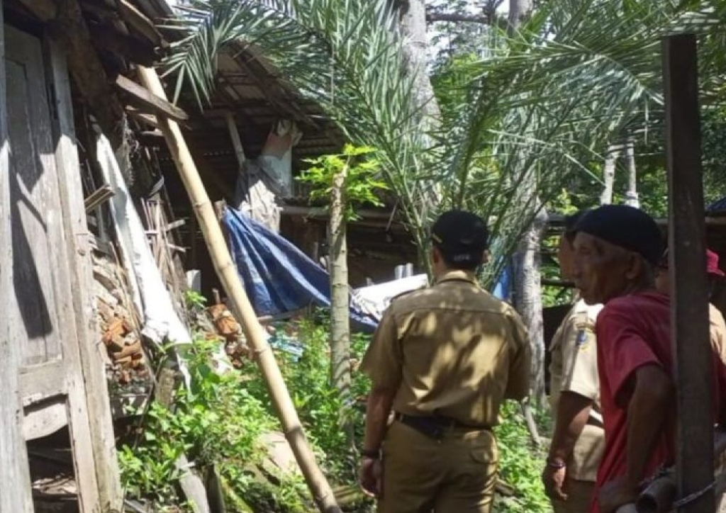 Petugas Disperkim Tulungagung meninjau kondisi rumah warga yang menjadi sasaran program rehabilitasi RTLH. SP/Foto:Disperkim Tulungagung