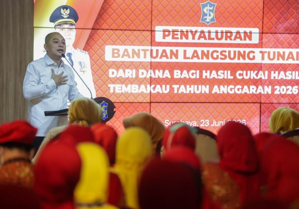 Wali Kota Surabaya menyampaikan sambutan pada kegiatan penyaluran Bantuan Langsung Tunai (BLT) Dana Bagi Hasil Cukai Hasil Tembakau (DBHCHT) Tahun Anggaran 2026. SP/Foto:Pemkot Surabaya