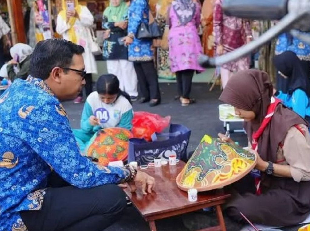 Plt Wali Kota Madiun F. Bagus Panuntun meninjau pelaksanaan lomba Craft Painting, yakni melukis di atas media anyaman tradisional. SP/Foto:Diskominfo Kota Madiun