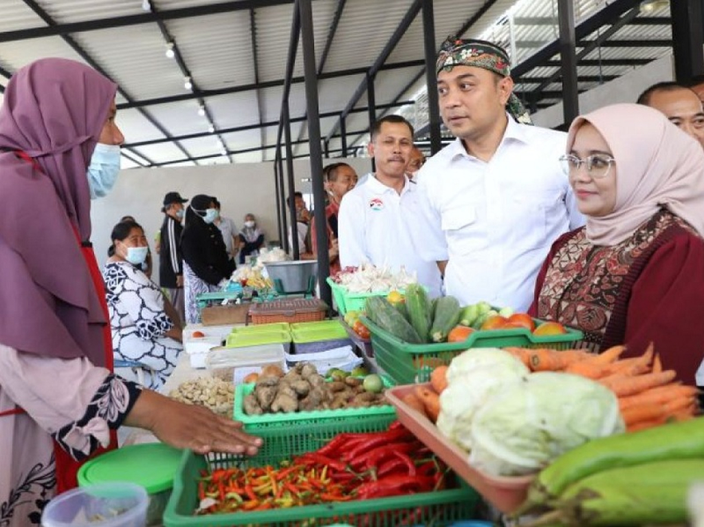 Wali Kota Surabaya Eri Cahyadi (dua kanan) saat meninjau salah satu pasar tradisional di kota setempat. SP/Foto:Pemkot Surabaya