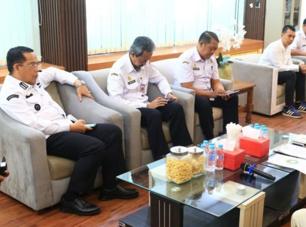 Wali kota Probolinggo Aminuddin bersama sejumlah perangkat daerah audiensi dengan APPSI di Kantor Pemkot Probolinggo. SP/Foto:Diskominfo Probolinggo