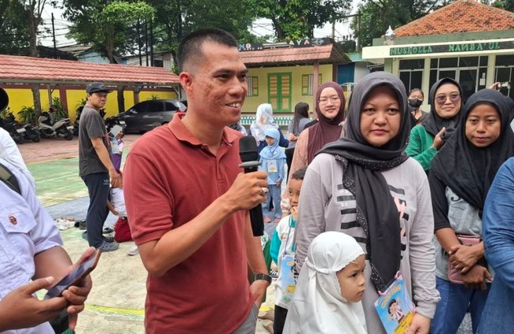 Masa Pengenalan Lingkungan Sekolah (MPLS) tahun ajaran baru, siswa diantar ayahnya. SP/ SBY